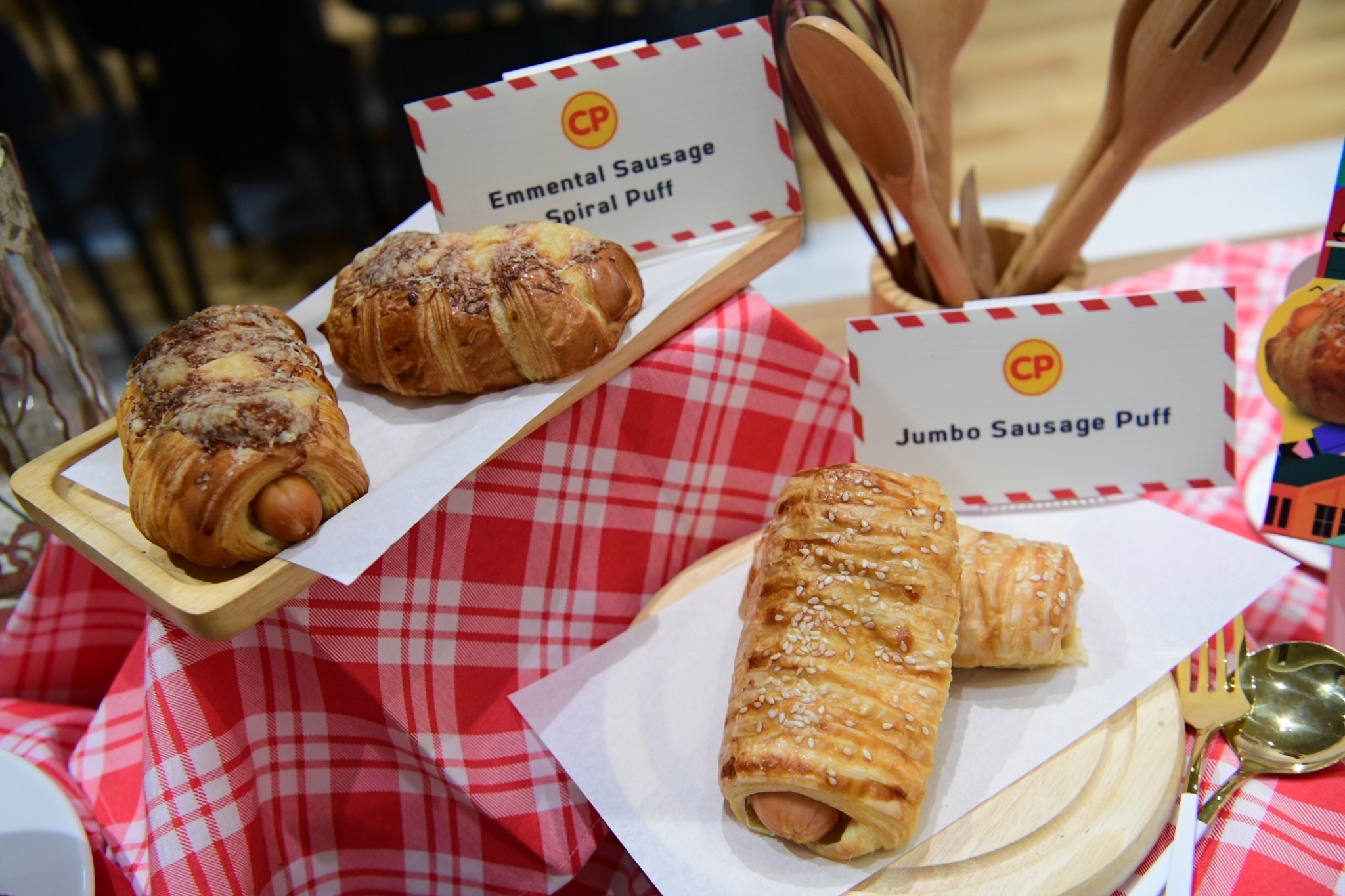ไส้กรอก CP’ x ‘True Coffee’ รังสรรค์พัฟไส้กรอก 2 เมนูใหม่!