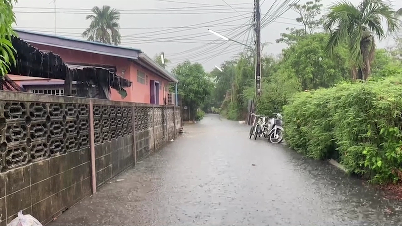 ฝนถล่มฉะเชิงเทรา! น้ำท่วมขังรอการระบาย ฝนถล่มฉะเชิงเทรา! น้ำท่วมขังรอการระบาย