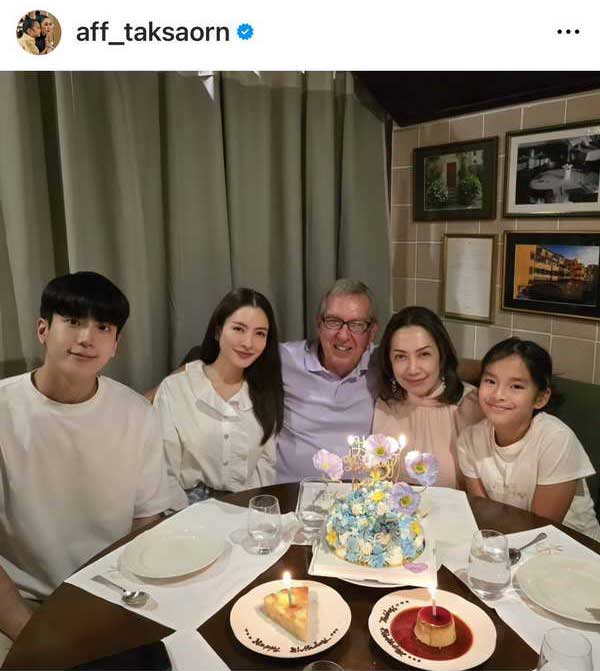 แอฟ ทักษอร ควง นนกุล ร่วมเคาท์ดาวน์ ปีใหม่ 2568 กับครอบครัวสุดอบอุ่น แอฟ ทักษอร ควง นนกุล ร่วมเคาท์ดาวน์ ปีใหม่ 2568 กับครอบครัวสุดอบอุ่น