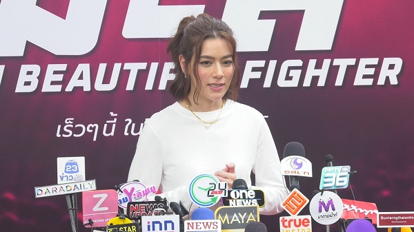 คิมเบอร์ลี่ ทุ่มหลักแสนหาของขวัญวันครบรอบ 9ปีให้ หมาก   (มีคลิป)