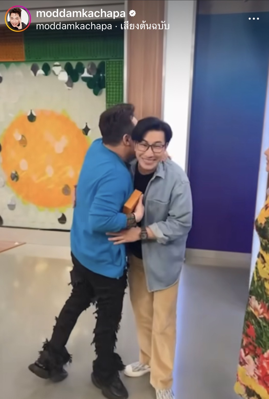 มดดำ ให้กำไลเป็นของขวัญวันเกิด หนุ่ม กรรชัย ทั้งกอดทั้งหอม รักที่สุด!! มดดำ ให้กำไลเป็นของขวัญวันเกิด หนุ่ม กรรชัย ทั้งกอดทั้งหอม รักที่สุด!!