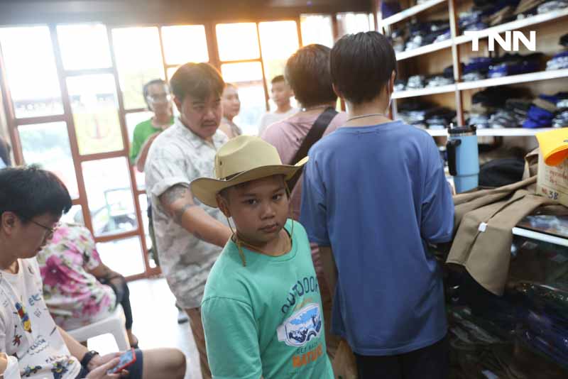 โค้งสุดท้ายก่อนเปิดเทอม พ่อ-แม่ พาลูกเลือกซื้อชุดนักเรียน โค้งสุดท้ายก่อนเปิดเทอม พ่อ-แม่ พาลูกเลือกซื้อชุดนักเรียน