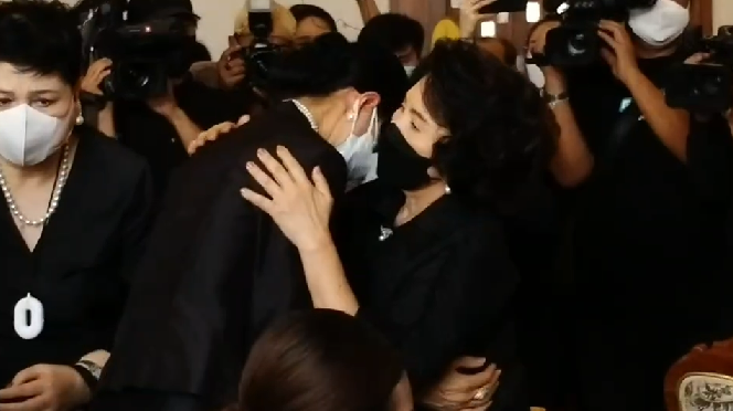 เคลื่อนร่าง สรพงศ์ ชาตรี ถึงวัดเทพศิรินทร์ คนบันเทิงร่วมอาลัย