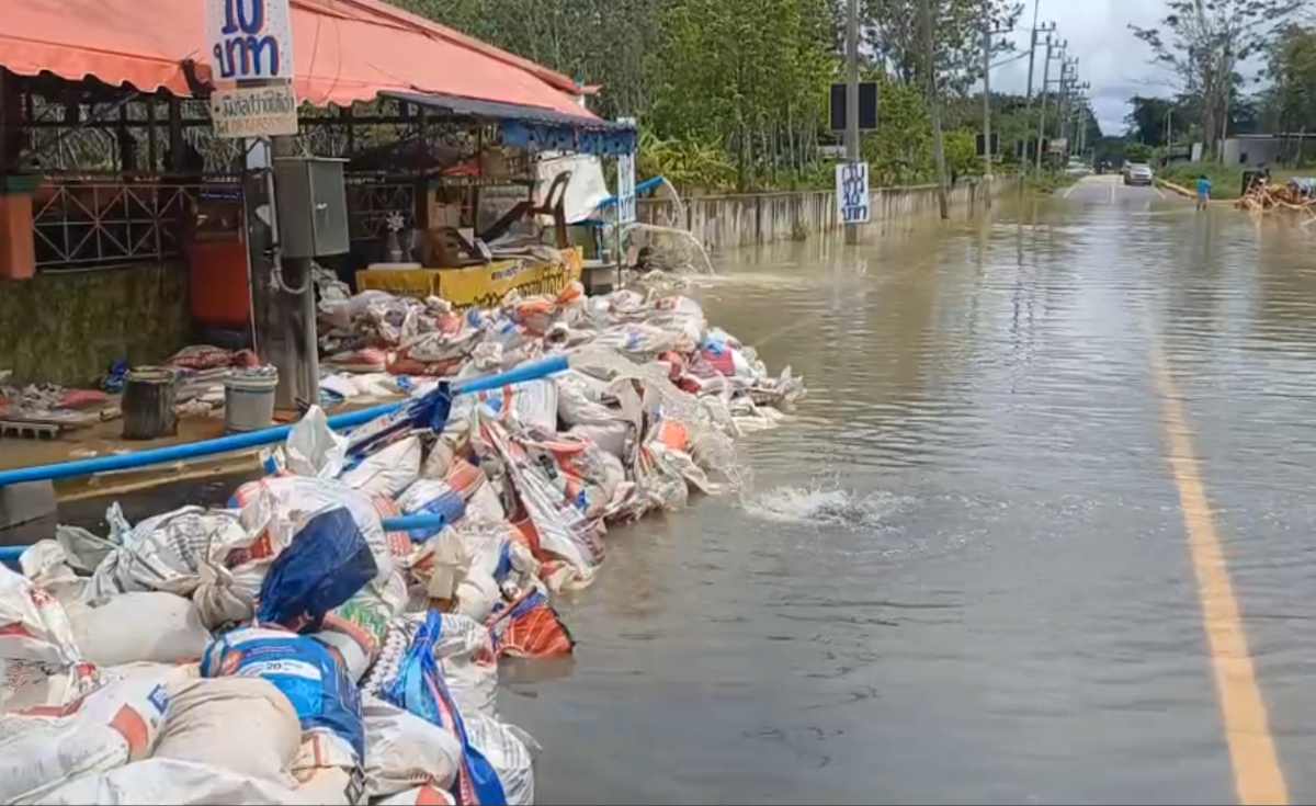 ฝนกระหน่ำภูเก็ต-น้ำท่วมขัง นทท.ต้องเผื่อเวลาไปสนามบิน 2-3 ชั่วโมง ฝนกระหน่ำภูเก็ต-น้ำท่วมขัง นทท.ต้องเผื่อเวลาไปสนามบิน 2-3 ชั่วโมง