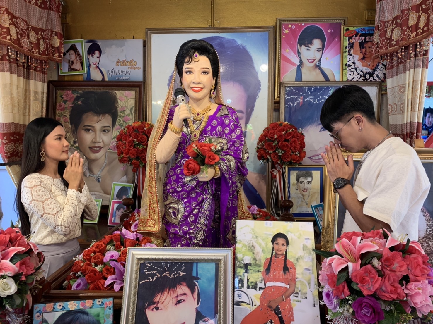 เตรียมจัดคอนเสิร์ต ตรี ชัยณรงค์-เปาวลี เข้าสักการะหุ่นขี้ผึ้ง พุ่มพวง ดวงจันทร์ รำลึกครบรอบ 30 ปี ที่จากไป เตรียมจัดคอนเสิร์ต ตรี ชัยณรงค์-เปาวลี เข้าสักการะหุ่นขี้ผึ้ง พุ่มพวง ดวงจันทร์ รำลึกครบรอบ 30 ปี ที่จากไป