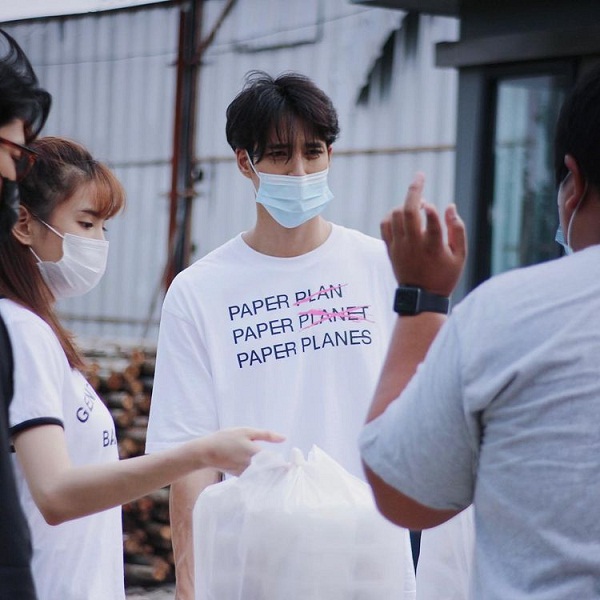 เด่นคุณ - แกรนด์ลงมือทำข้าวกล่อง แจกแคมป์คนงาน 200 กล่อง (มีคลิป) 