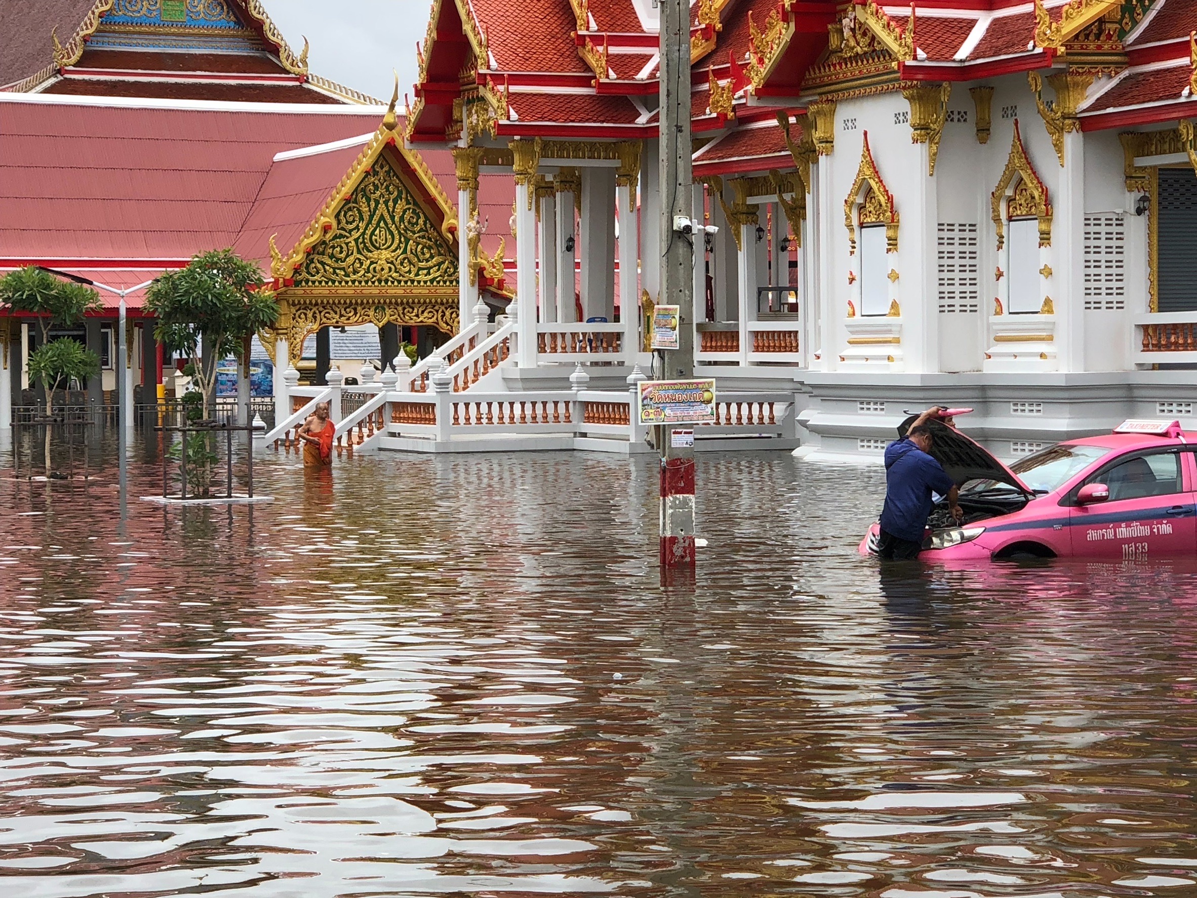 ฝนถล่มสมุทรปราการ วัดบางบ่อจมบาดาล ฝนถล่มสมุทรปราการ วัดบางบ่อจมบาดาล