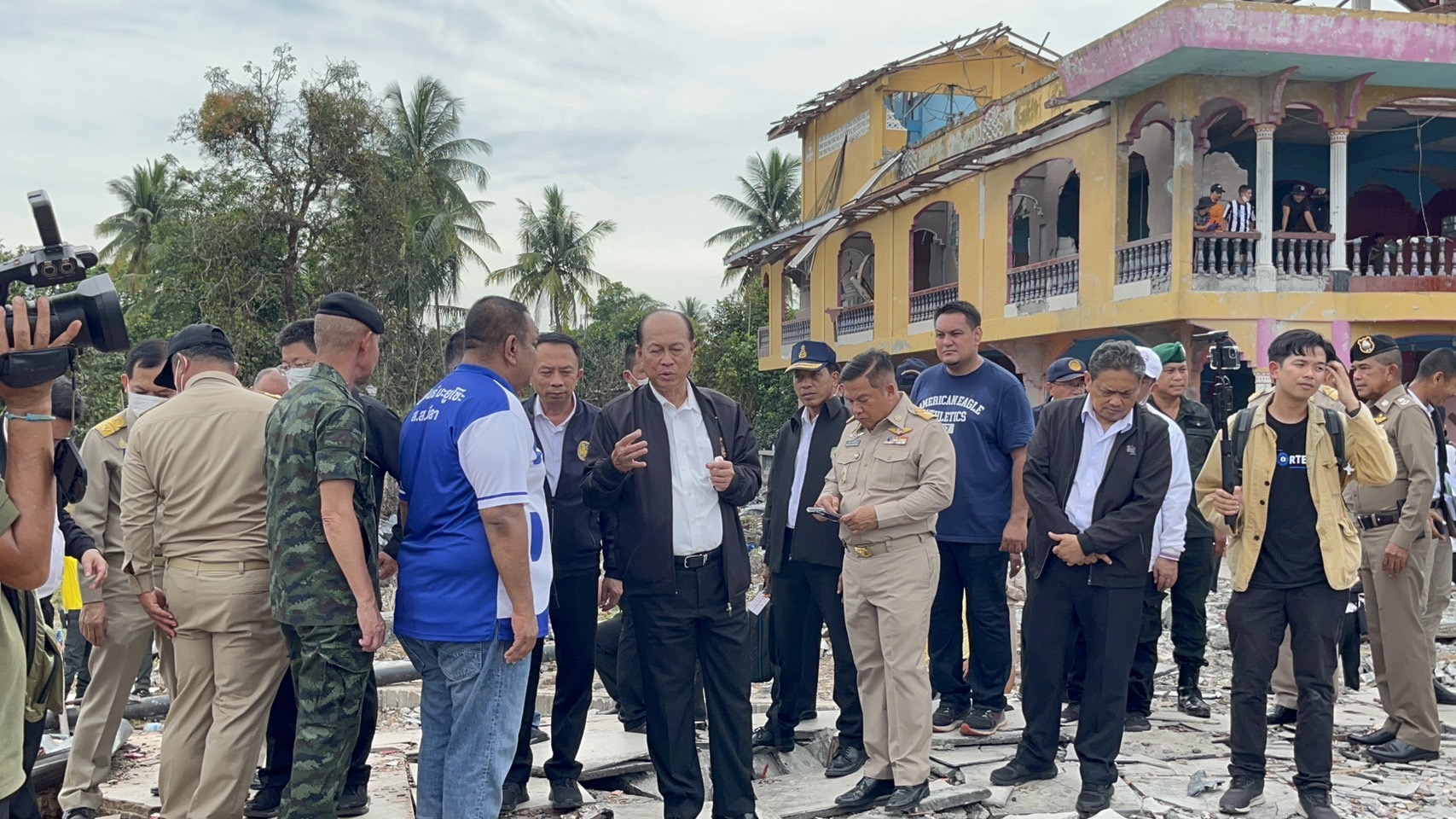 มท.1 ลงพื้นที่ตลาดมูโนะ เยียวยา เหตุโกดังพลุระเบิด จี้เจ้าของรับผิดชอบ มท.1 ลงพื้นที่ตลาดมูโนะ เยียวยา เหตุโกดังพลุระเบิด จี้เจ้าของรับผิดชอบ