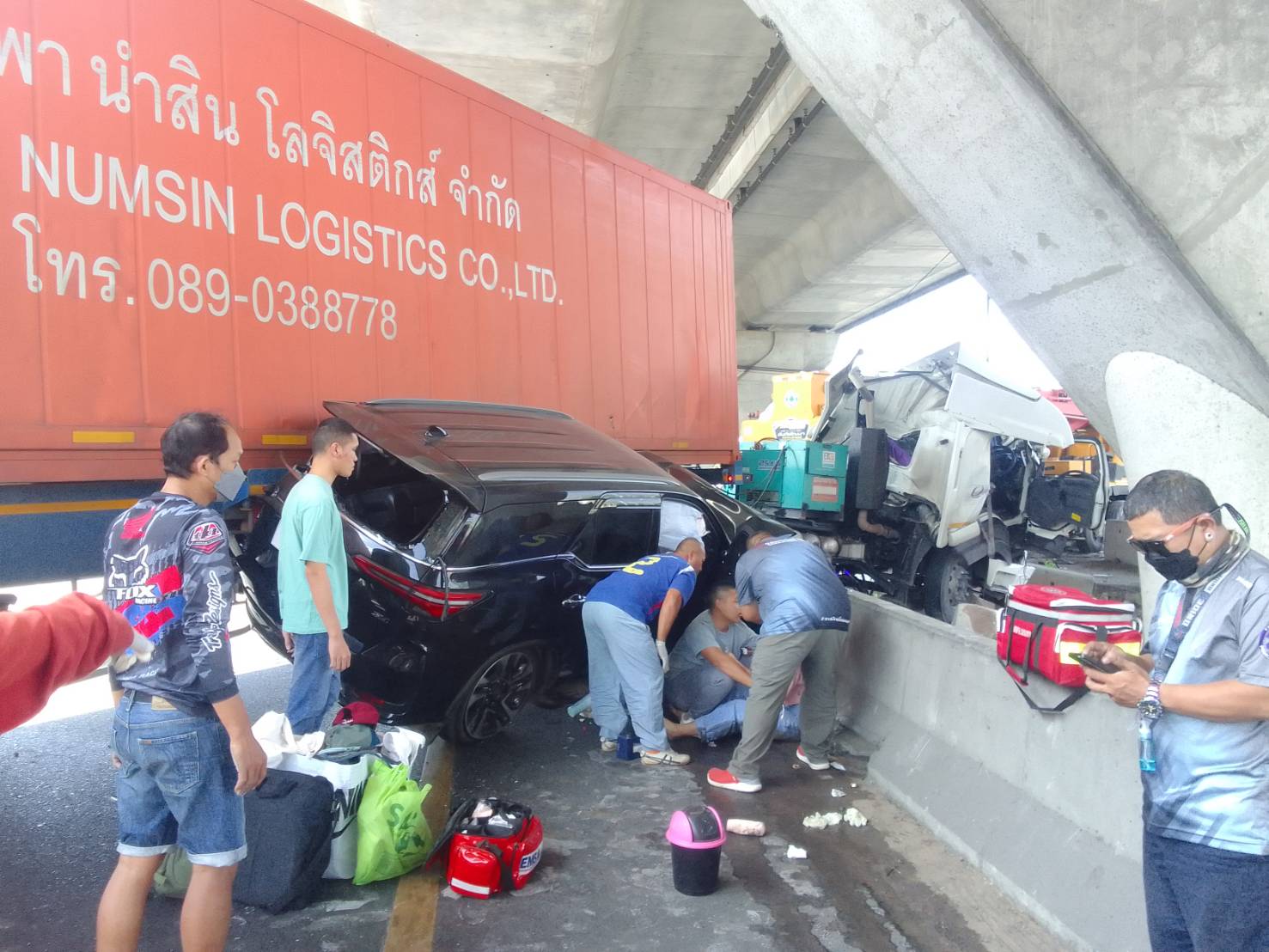 รถเครนเบรกแตก! ชนแบริเออร์-รถและรถที่ขับตาม ทำรถติดยาวหลายกิโล 