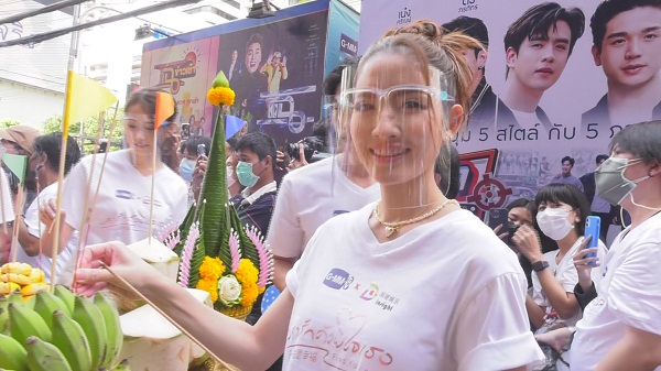“แอฟ ทักษอร” โล่งอกหลัง “สงกรานต์”  หายดีจากอุบัติเหตุ   (มีคลิป)