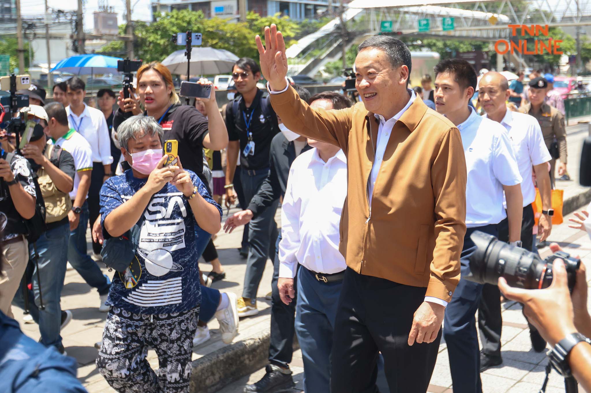 “เศรษฐา” ลงพื้นที่พบ ปชช. พบป่ะผู้ค้าเตรียมแก้ไขปัญหาค่าครองชีพ 