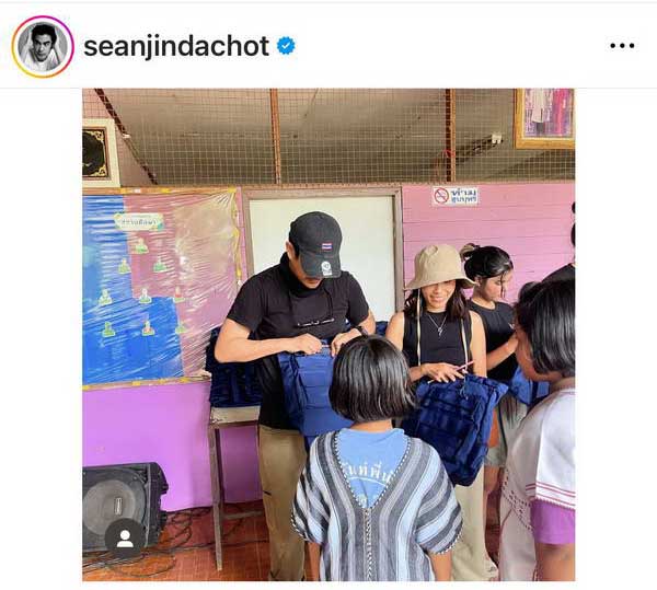 คู่รักสายลุย! ฌอห์ณ จินดาโชติ พาภรรยาฝ่าโคลน ช่วยเหลือเด็กบ้านปิล๊อกคี่