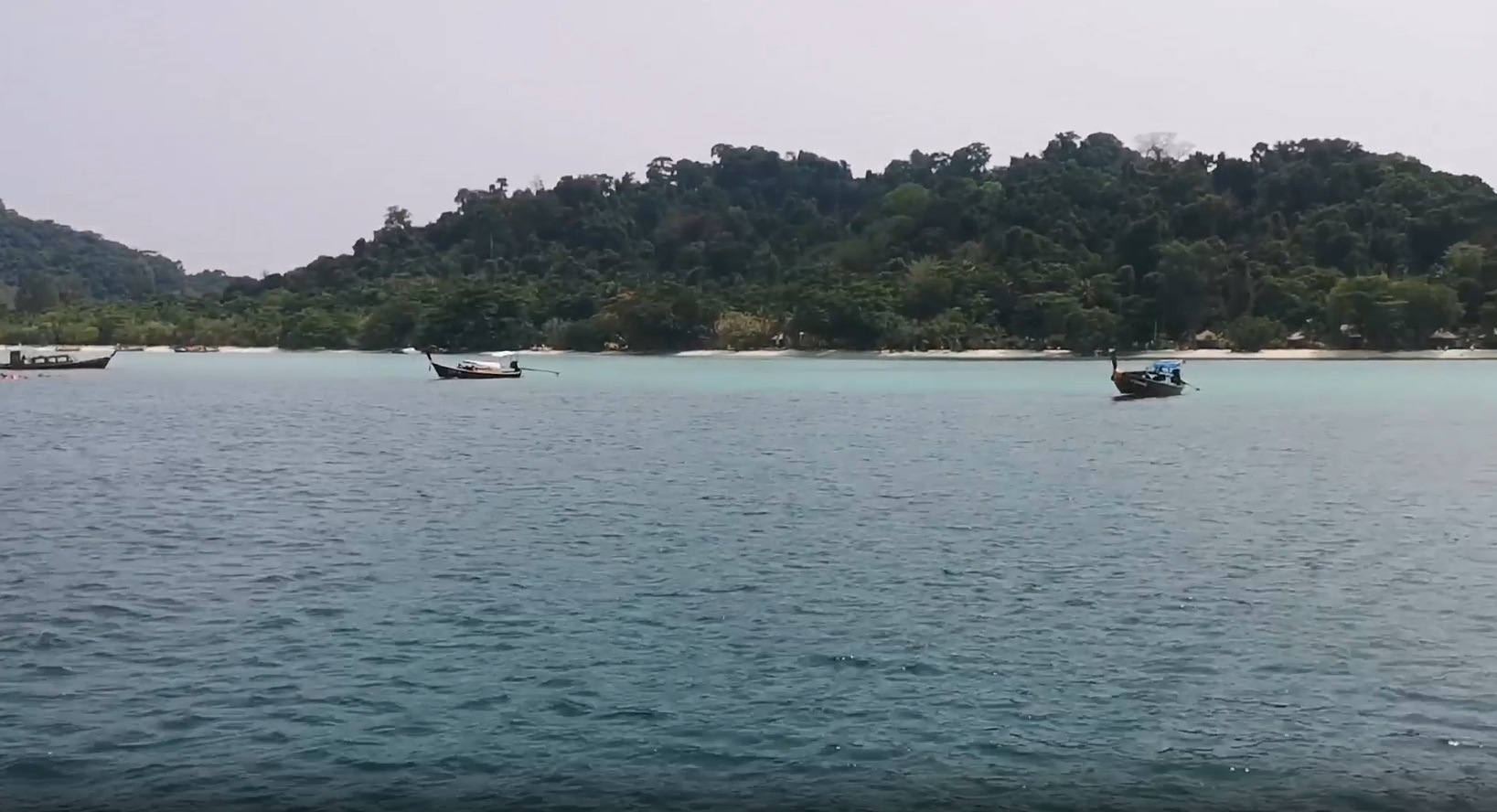 นักท่องเที่ยวแห่ชมความงาม เกาะกระดาน อันดับ 1 ชายหาดที่ดีที่สุดในโลก 