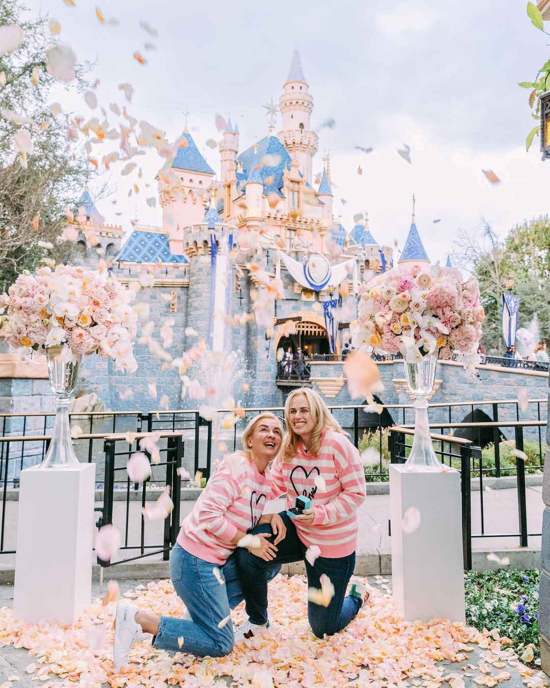 “Rebel Wilson” เผยเหตุผลที่ถูกแบนไม่ให้เข้า “Disneyland” เป็นเวลา 30 วัน “Rebel Wilson” เผยเหตุผลที่ถูกแบนไม่ให้เข้า “Disneyland” เป็นเวลา 30 วัน