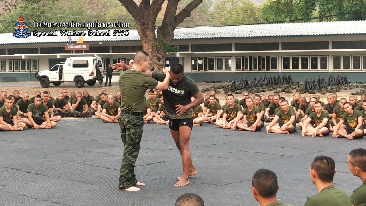 บัวขาว สอนมวยไทยให้นร.ทหาร ก่อนปะทะ หมอภาคย์ บัวขาว สอนมวยไทยให้นร.ทหาร ก่อนปะทะ หมอภาคย์