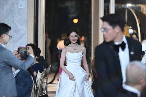 อั้ม-แอน-แอฟ อวดลุคสวยแพง ร่วมฉลองครบรอบ 60 ปี บิวตี้เจมส์ อั้ม-แอน-แอฟ อวดลุคสวยแพง ร่วมฉลองครบรอบ 60 ปี บิวตี้เจมส์