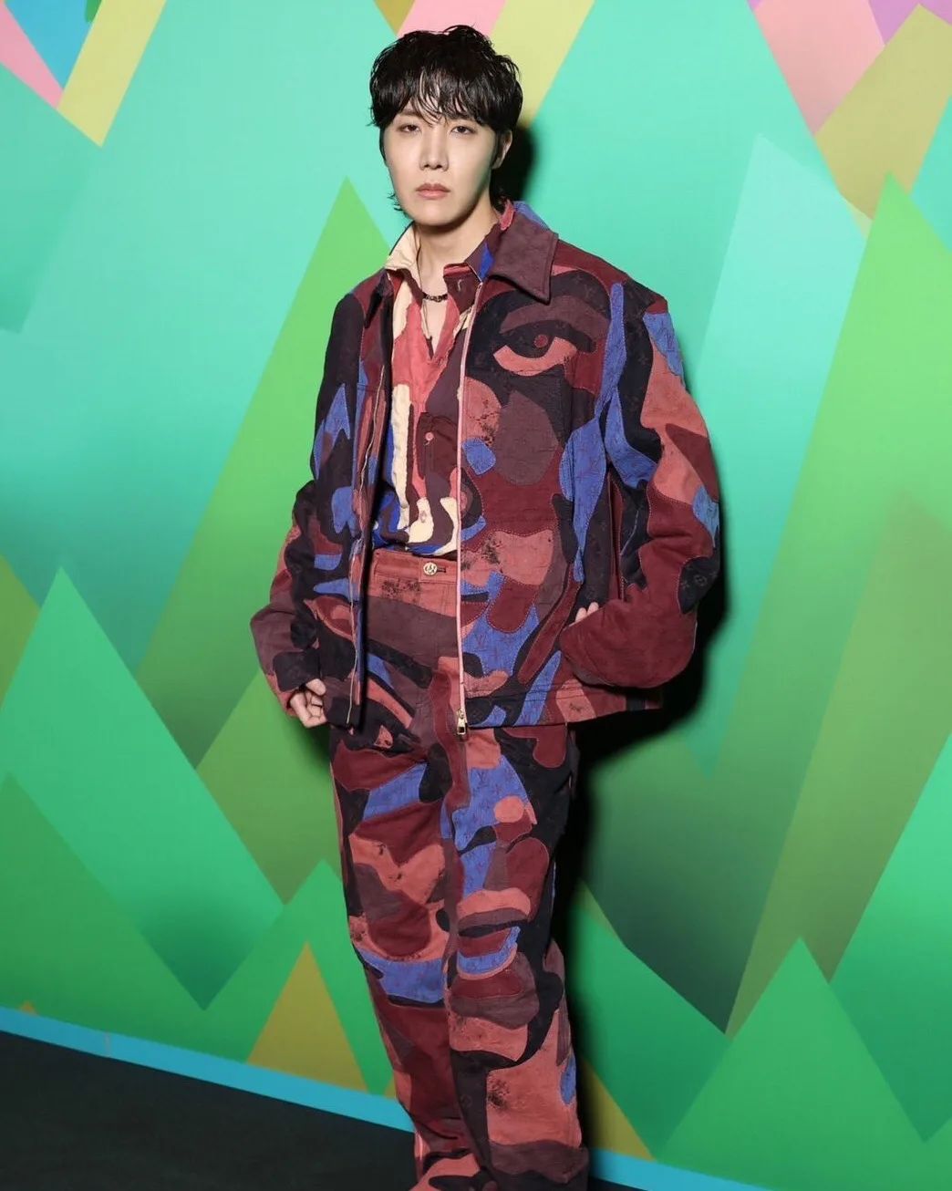 'เจโฮป BTS - แจ็คสัน หวัง'!! นำทัพสตาร์โลกชมแฟชั่นโชว์ Louis Vuitton ที่ปารีส