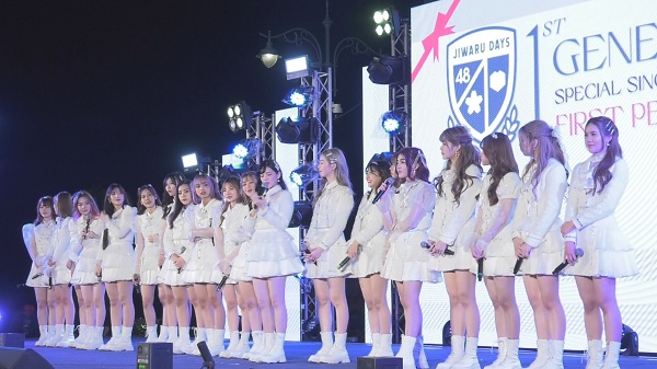 BNK48 รุ่นที่ 1 ขึ้นโชว์ซิงเกิ้ลพิเศษ Jiwaru DAYS   (มีคลิป) 