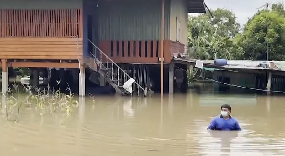 สถานการณ์น้ำท่วม ลพบุรี ยังวิกฤต บางจุดท่วมสูงเกือบ 2 เมตร!