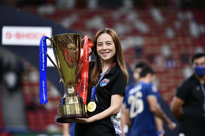 'ทีมชาติไทย' รับถ้วยแชมป์ซูซูกิคัพสมัย6ขณะที่'ชนาธิป-ธีรศิลป์'คว้ารางวัลสำคัญ