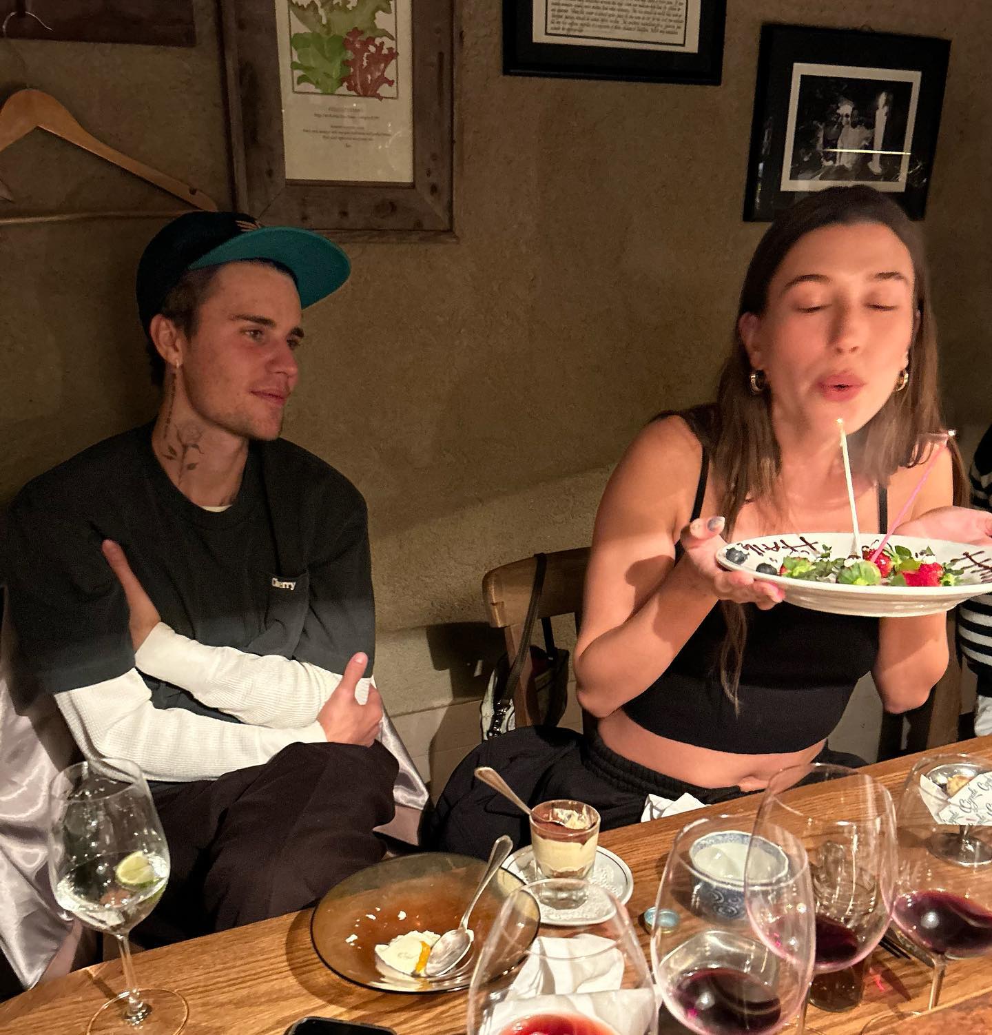 “Justin Bieber”  และภรรยา “Hailey Bieber” ฉาวอีก หลังพูดเหยียดคนอดอาหาร 