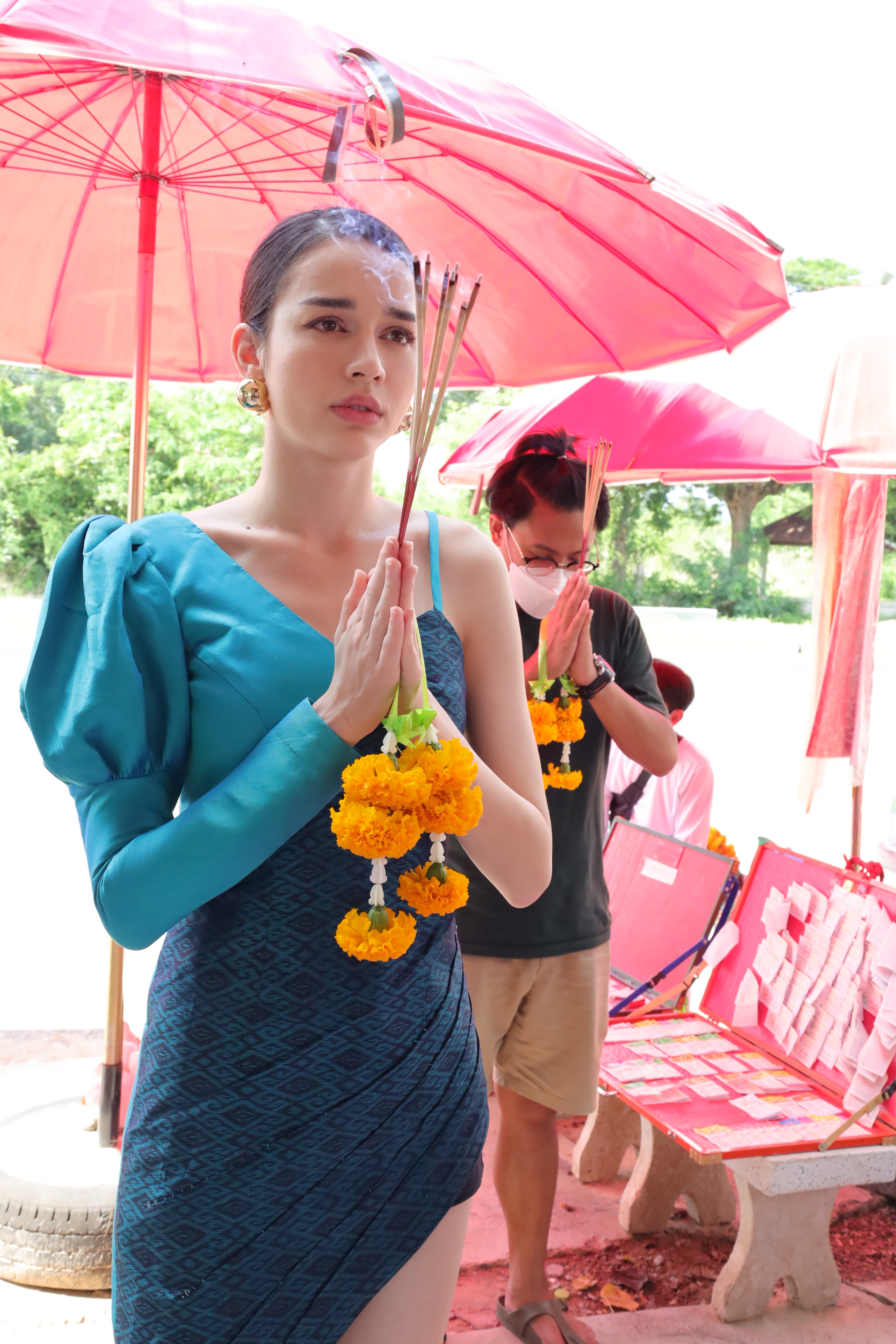  “สกาย มาเรีย” สัมผัสจิตกับ “แม่ฮันนี่ ศรีอีสาน” ขณะรำถวาย ไหว้ขอพร