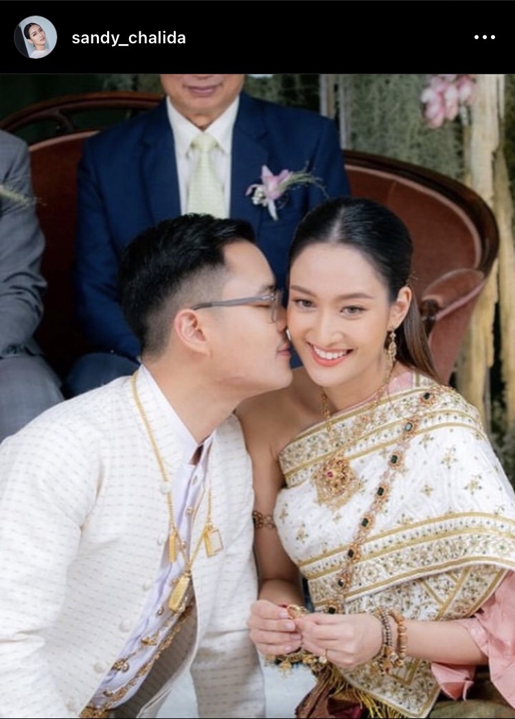 จับมือเริ่มต้นชีวิตคู่ แซนดี้ ชลิดา ควงแขนแฟนหนุ่มนักบินเข้าประตูวิวาห์ หลังคบกันมานานกว่า 8 ปี 
