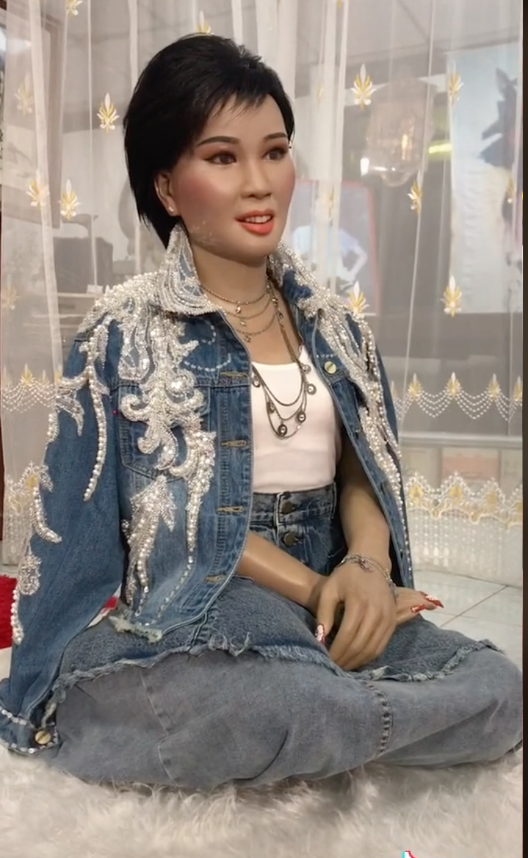 ‘พุ่มพวง ดวงจันทร์’ รำลึก 30 ปี ชาว TikTok แชร์คลิปแต่งหน้า-เปลี่ยนชุดหุ่น สวยราวมีชีวิต ‘พุ่มพวง ดวงจันทร์’ รำลึก 30 ปี ชาว TikTok แชร์คลิปแต่งหน้า-เปลี่ยนชุดหุ่น สวยราวมีชีวิต