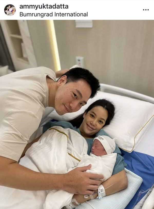แอริน ยุกตะทัต คลอดลูกชายสุดหล่อ ตั้งชื่อน้องอคิณ คุณยายเห่อหลานสุดๆ แอริน ยุกตะทัต คลอดลูกชายสุดหล่อ ตั้งชื่อน้องอคิณ คุณยายเห่อหลานสุดๆ
