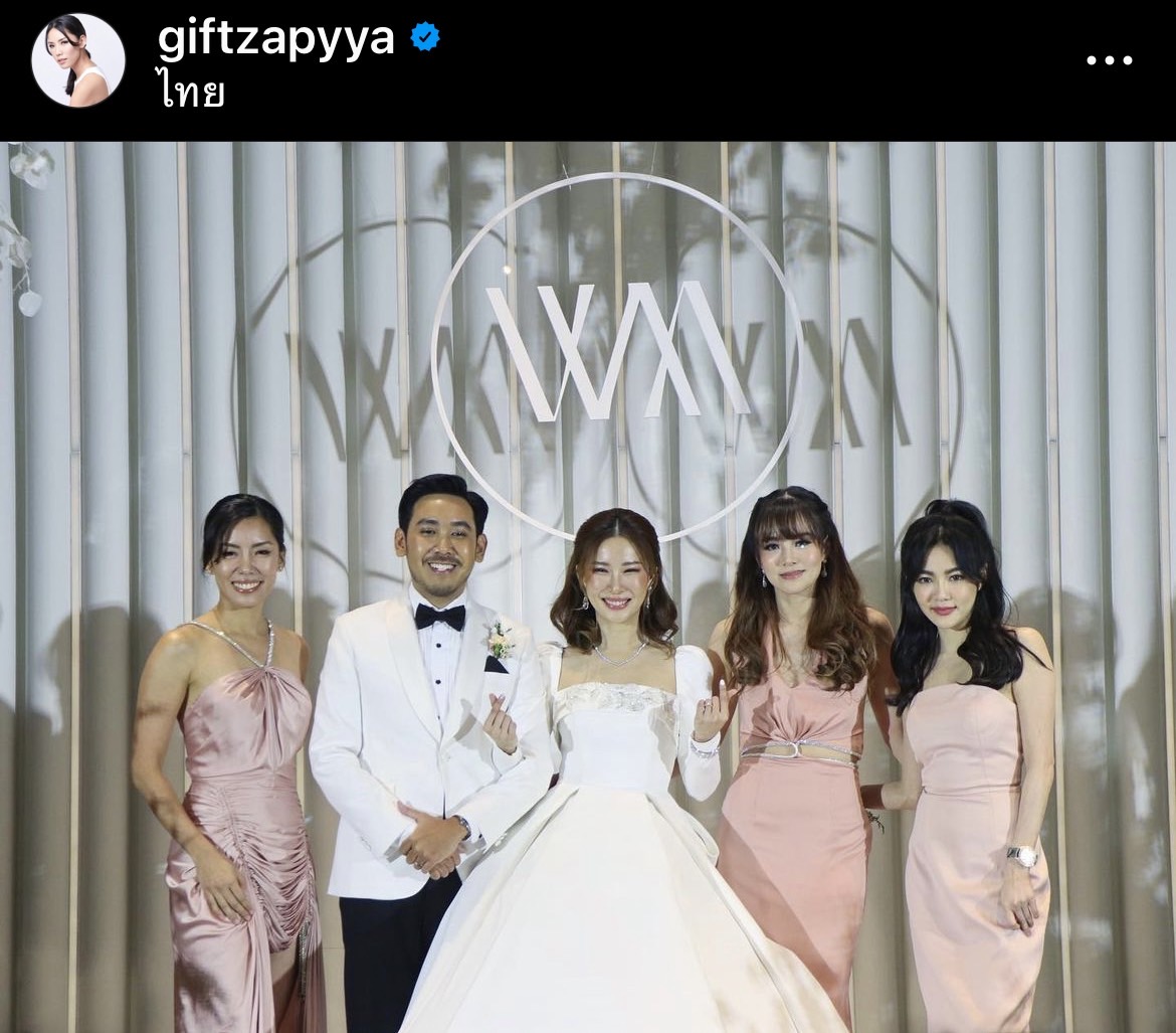 กิ๊ฟซ่า เล่าโมเมนต์รับช่อดอกไม้จาก เจ้าสาวเบลล์ ในวันที่ฉันโสด... กิ๊ฟซ่า เล่าโมเมนต์รับช่อดอกไม้จาก เจ้าสาวเบลล์ ในวันที่ฉันโสด...
