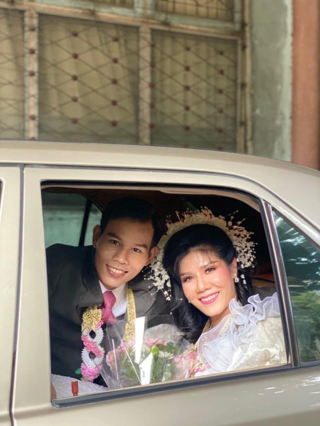 แห่แชร์! พรีเวดดิ้งย้อนยุคปี 80 คู่บ่าวสาวเผยจัดงานแต่งตามรอยพ่อ-เเม่