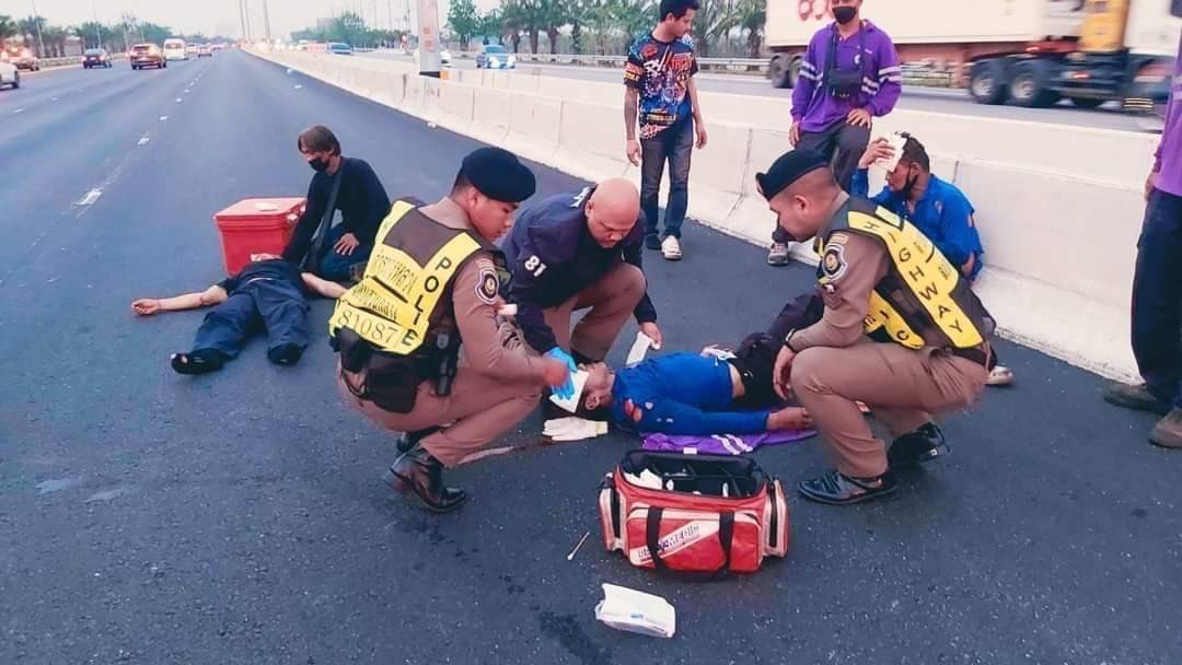 ตำรวจทางหลวงช่วยผู้บาดเจ็บจากอุบัติเหตุ ที่มอเตอร์เวย์สาย 7 ตำรวจทางหลวงช่วยผู้บาดเจ็บจากอุบัติเหตุ ที่มอเตอร์เวย์สาย 7