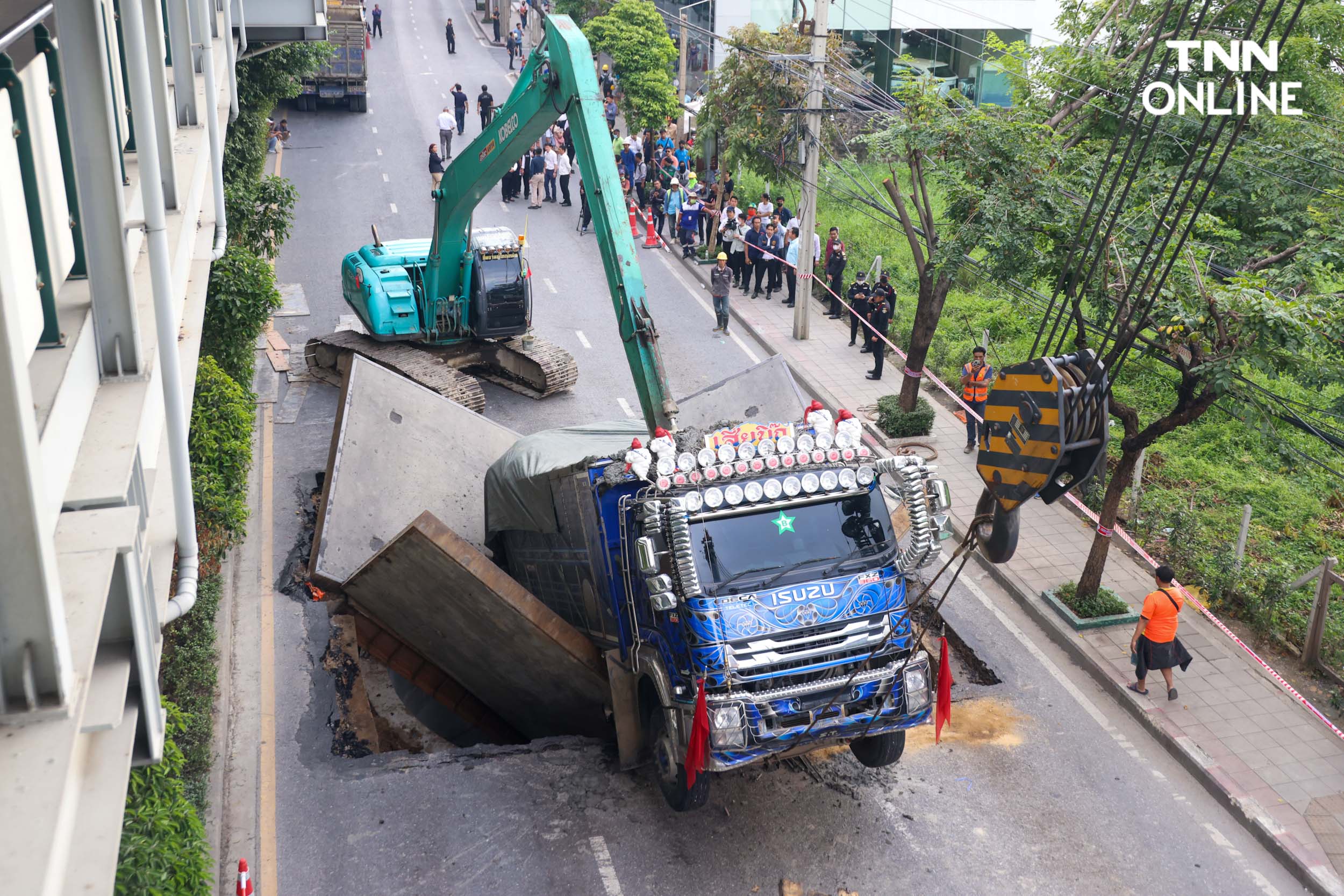 ถนนสุขุมวิททรุดตัว เจ้าหน้าที่เร่งยกรถบรรทุกออกจากหลุม ถนนสุขุมวิททรุดตัว เจ้าหน้าที่เร่งยกรถบรรทุกออกจากหลุม