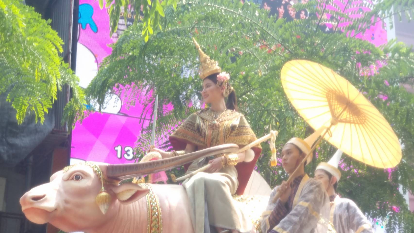 สงกรานต์สยามสุดคึกคัก!! ใบเฟิร์น ร่วมขบวนแห่เป็นนางสงกรานต์ 