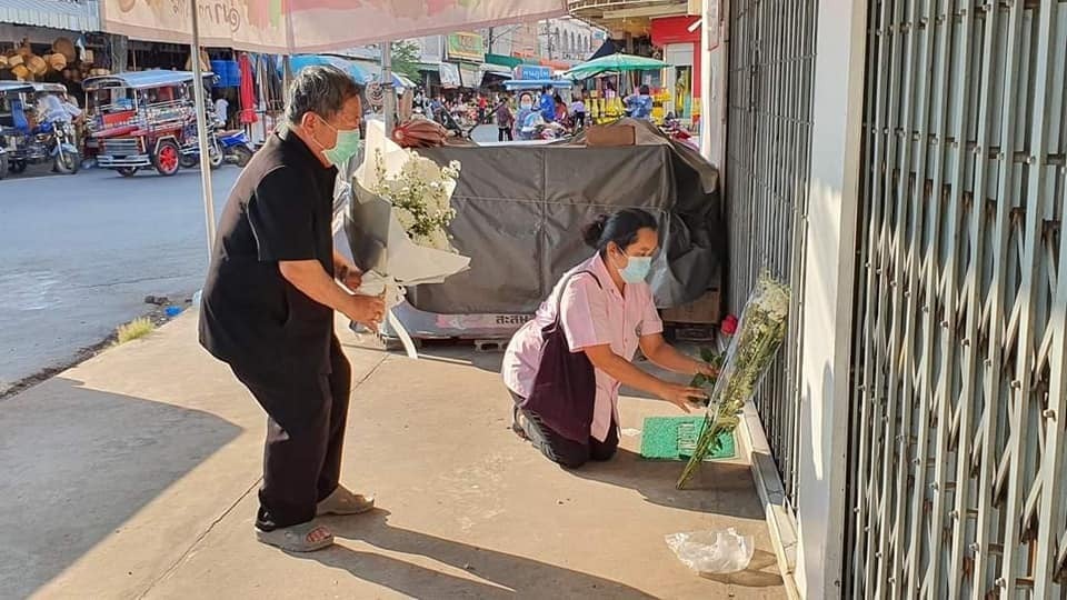 สุดสะเทือนใจ! คนรัก “หมอปัญญา” วางดอกไม้หน้าคลินิก สุดสะเทือนใจ! คนรัก “หมอปัญญา” วางดอกไม้หน้าคลินิก