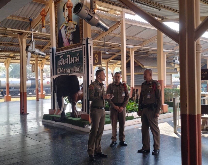 ชื่นชม ตำรวจรถไฟกู้ชีพ พระสงฆ์ หมดสติชานชลานำส่งโรงพยาบาล