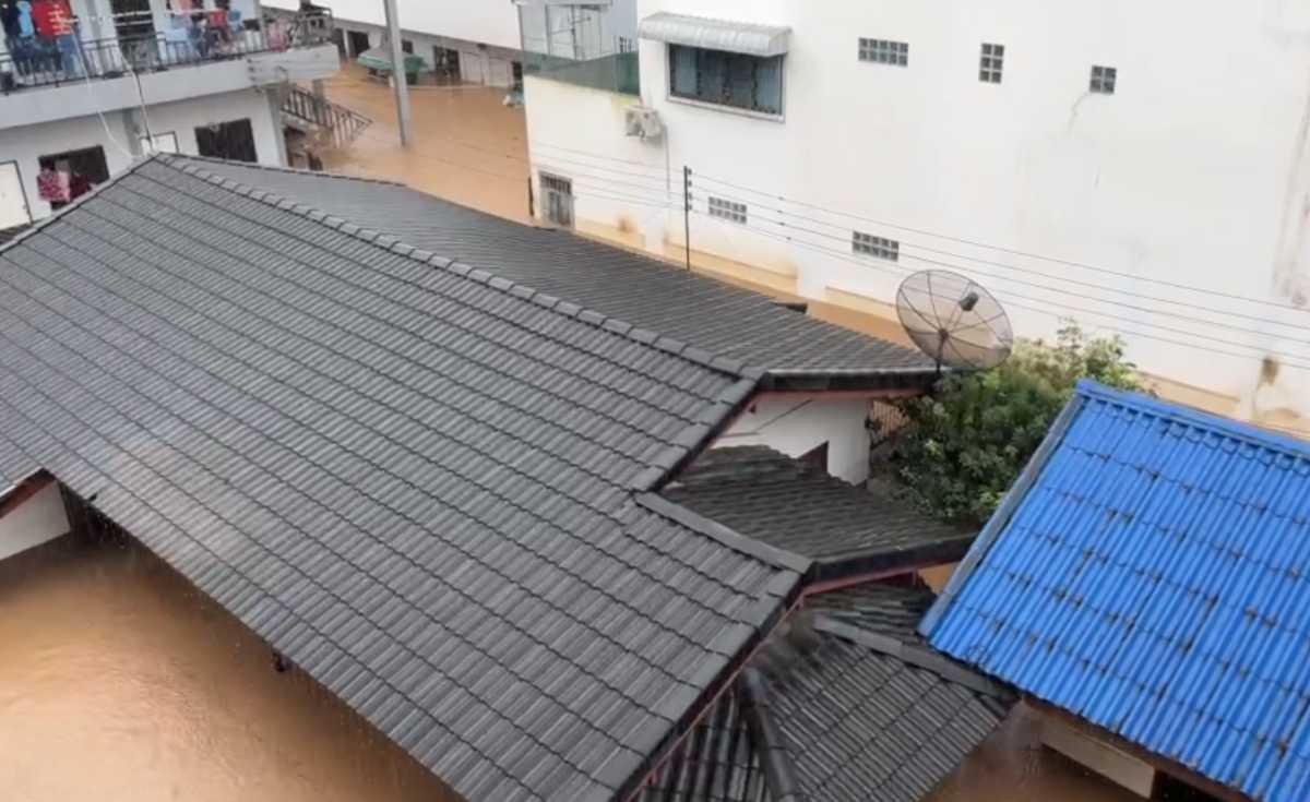 น้ำท่วมแม่สาย เกือบมิดหลังคา เร่งช่วยชาวบ้านนับพันครอบครัว น้ำท่วมแม่สาย เกือบมิดหลังคา เร่งช่วยชาวบ้านนับพันครอบครัว