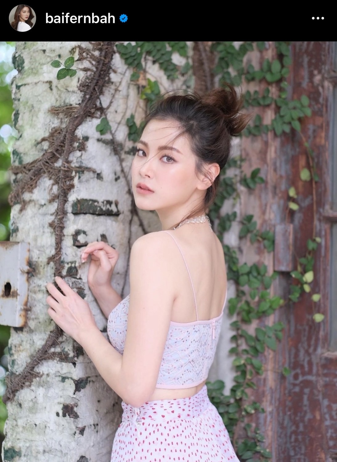 มาร์ช หอบดอกไม้มอบให้ ใบเฟิร์น กลางดึกเป็นของขวัญวันเกิด มาร์ช หอบดอกไม้มอบให้ ใบเฟิร์น กลางดึกเป็นของขวัญวันเกิด