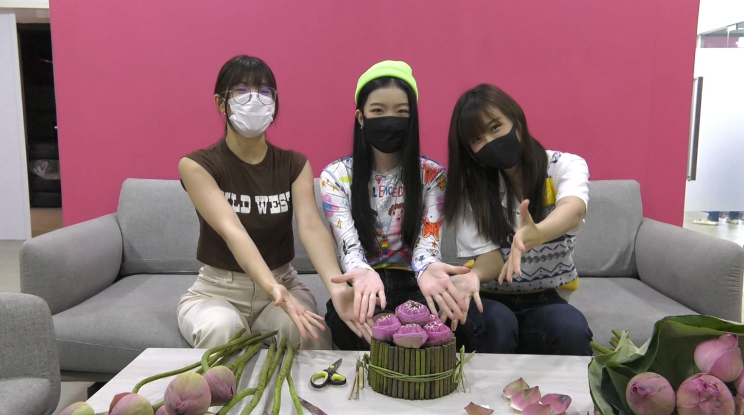 3 สาว BNK48 วี-สตางค์-แพนด้า ชวนประดิษฐ์กระทงสุดว้าว!!