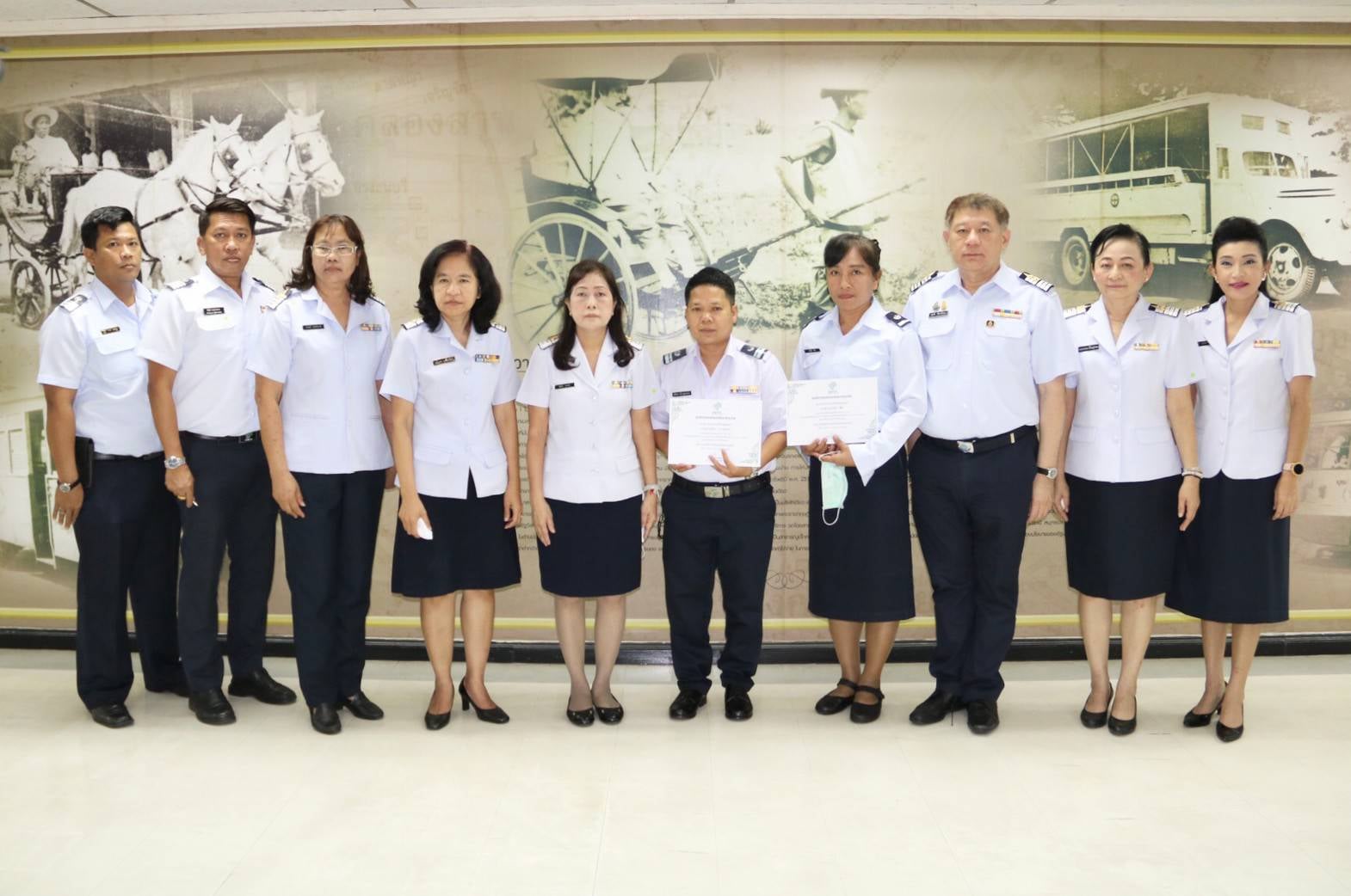 ขสมก.มอบประกาศเกียรติคุณ-เงินรางวัลแก่พนง. ปอ.166 ช่วยสุนัขหลงบนทางด่วน ขสมก.มอบประกาศเกียรติคุณ-เงินรางวัลแก่พนง. ปอ.166 ช่วยสุนัขหลงบนทางด่วน