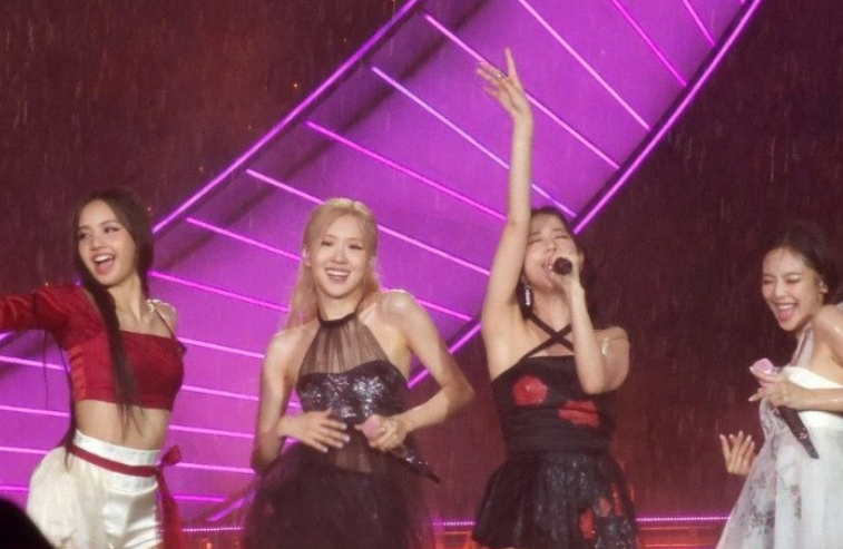 โชว์กลางสายฝน!! BLACKPINK ที่ MetLife Stadium 'เจนนี่' หวิดร่วงจากเวที โชว์กลางสายฝน!! BLACKPINK ที่ MetLife Stadium 'เจนนี่' หวิดร่วงจากเวที