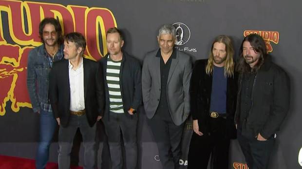 สิ้น ‘เทย์เลอร์ ฮอว์กินส์’!! สุดยอดมือกลองร็อคแบนด์ Foo Fighters เสียชีวิต วัย 50 ปี สิ้น ‘เทย์เลอร์ ฮอว์กินส์’!! สุดยอดมือกลองร็อคแบนด์ Foo Fighters เสียชีวิต วัย 50 ปี