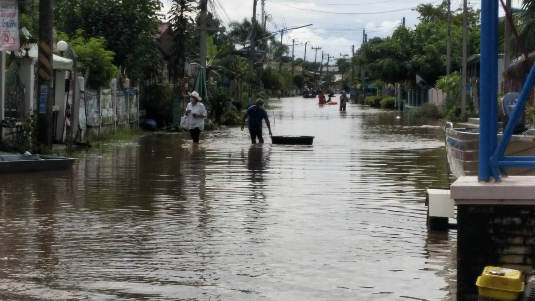 เปิดภาพน้ำท่วมโคราชบางจุดสูงกว่า 1 เมตร อำเภอชุมพวงหนักสุดในรอบ 12 ปี