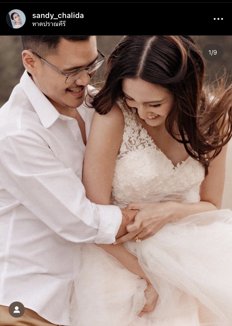 จับมือเริ่มต้นชีวิตคู่ แซนดี้ ชลิดา ควงแขนแฟนหนุ่มนักบินเข้าประตูวิวาห์ หลังคบกันมานานกว่า 8 ปี 