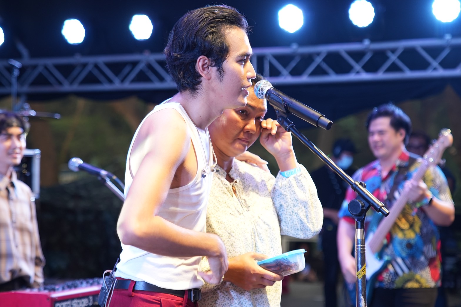 แฟนคลับประทับใจ!!  คุณแม่ โจอี้ ภูวศิษฐ์  โผล่เซอร์ไพรส์กลางเวทีคอนเสิร์ต