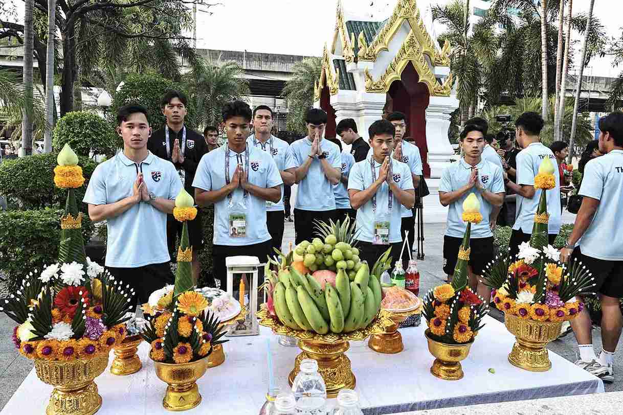 แฟนบอลคึกคัก! แน่นสนามราชมังฯ รอเชียร์ ช้างศึก ดวล เกาหลีใต้
