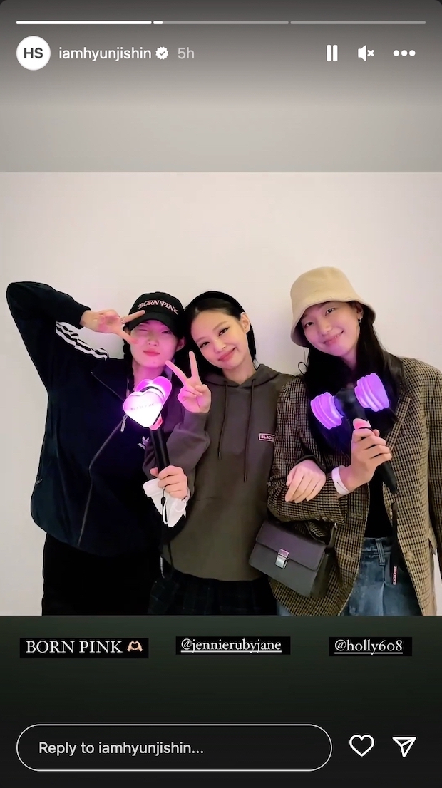 ไหว้ย่อแบบ ‘สายัณห์ สัญญา’!! ‘ลิซ่า BLACKPINK’ รับพวงมาลัยแบงค์วอนจากเพื่อนซี้
