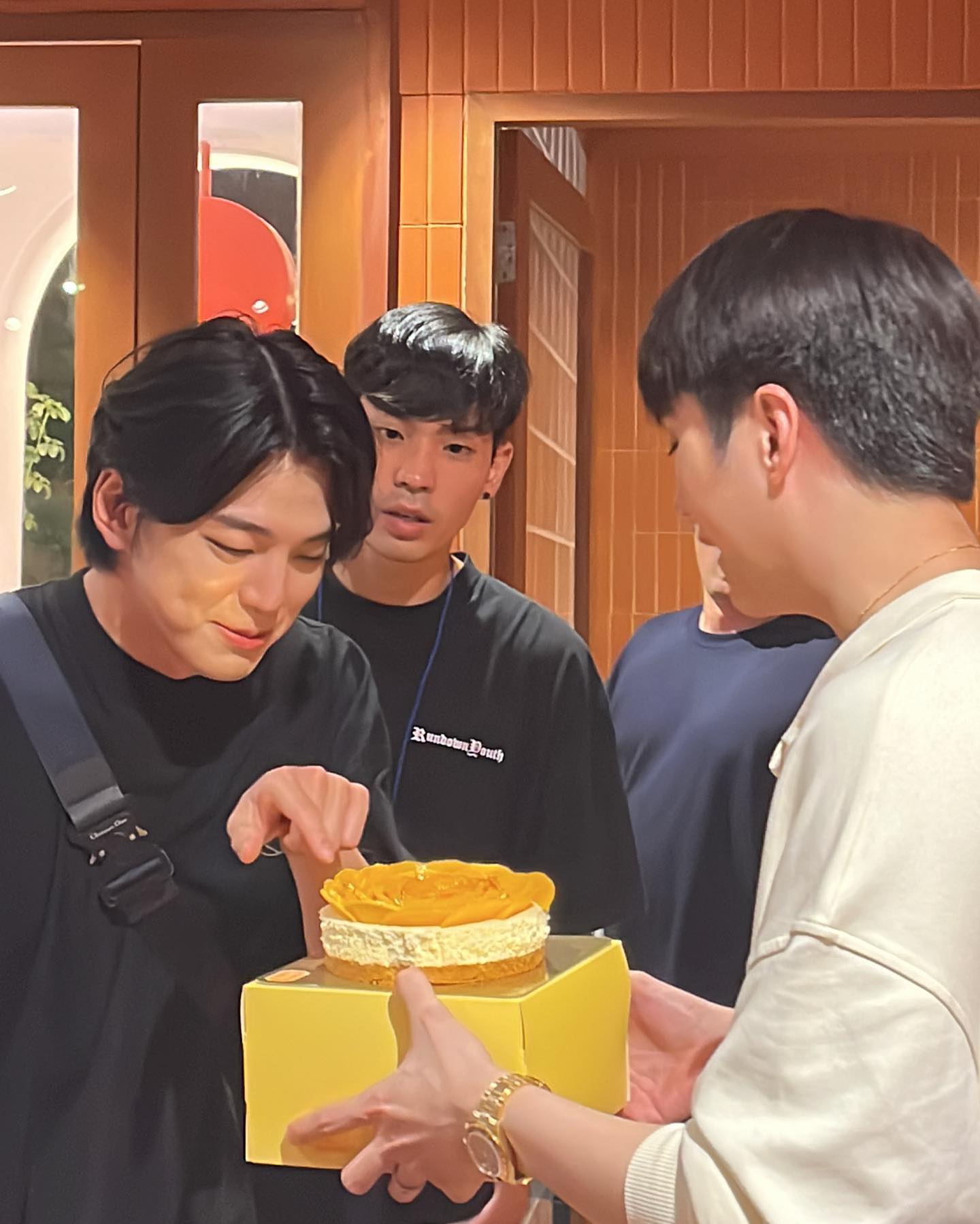 อิน สาริน เล่าความน่ารัก คิม มินกยู มาทานหมูกระทะที่ร้านพร้อมมอบเค้กให้เป็ของขวัญ 