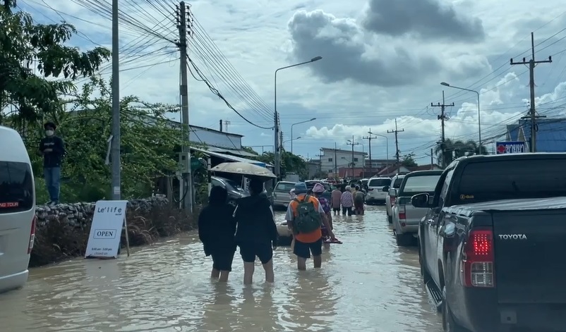 ฝนถล่มซ้ำระยองน้ำสูงขึ้นต่อเนื่องบางจุด 3 เมตร ปชช.เร่งอพยพของหนี