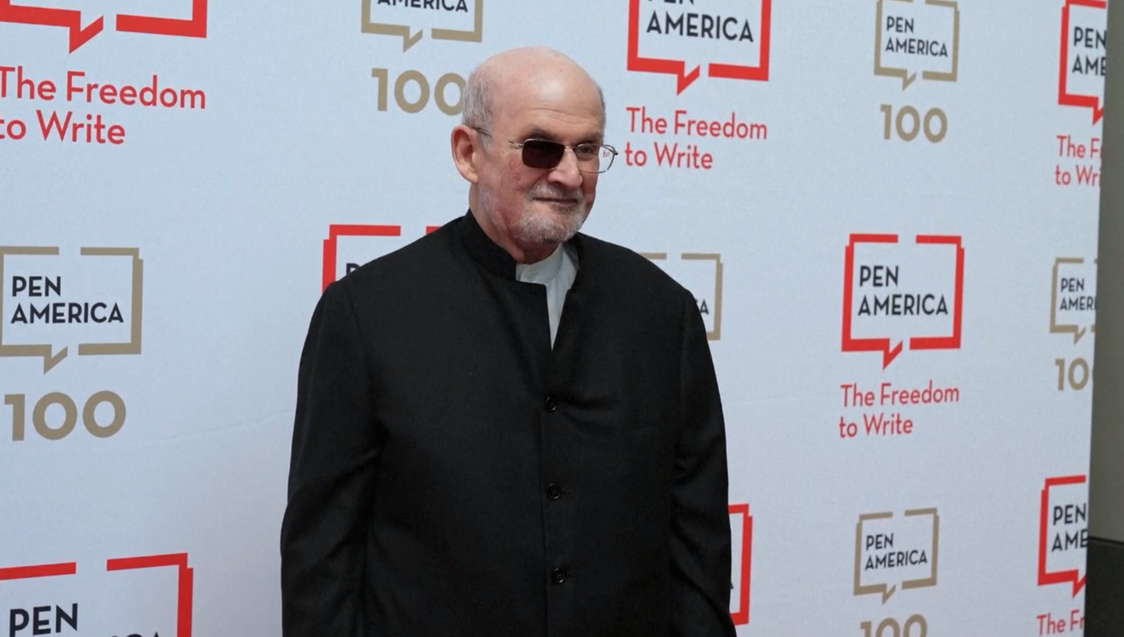 ซัลมาน รัชดี (Salman Rushdie)  ปรากฏตัวครั้งแรกหลังถูกทำร้ายจนตาบอด